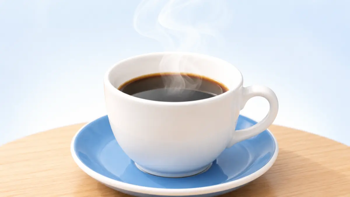 木のテーブルに置かれた、湯気の立つ白いコーヒーカップと水色のソーサーを描いた、カフェインと心臓・脳をあつかうコラムのサムネイルイラスト